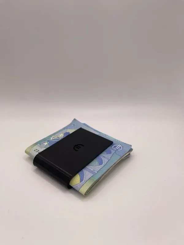 Zwarte 3D-geprinte geldclip met bankbiljetten