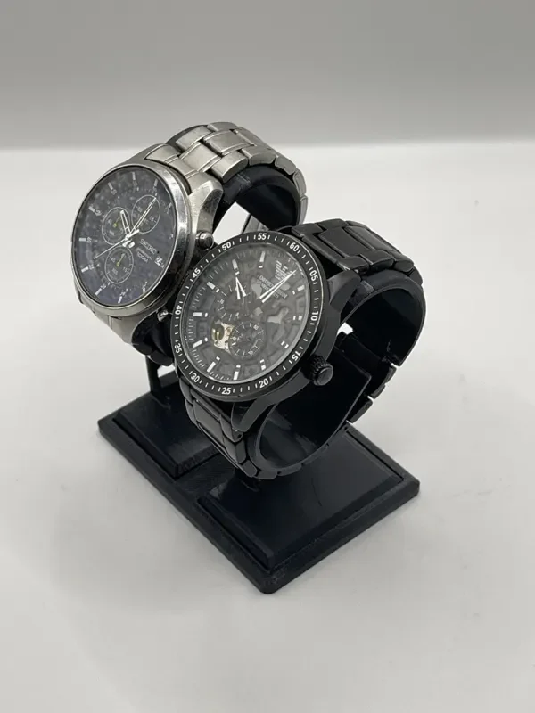 Zwarte 3D-geprinte horlogestandaard met twee horloges