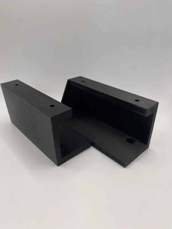 Twee zwarte 3D-geprinte beugels van een laptophouder