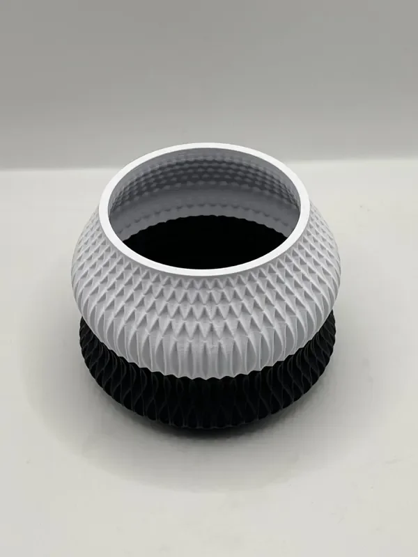 Tweekleurige 3D-geprinte pot met geometrische structuur